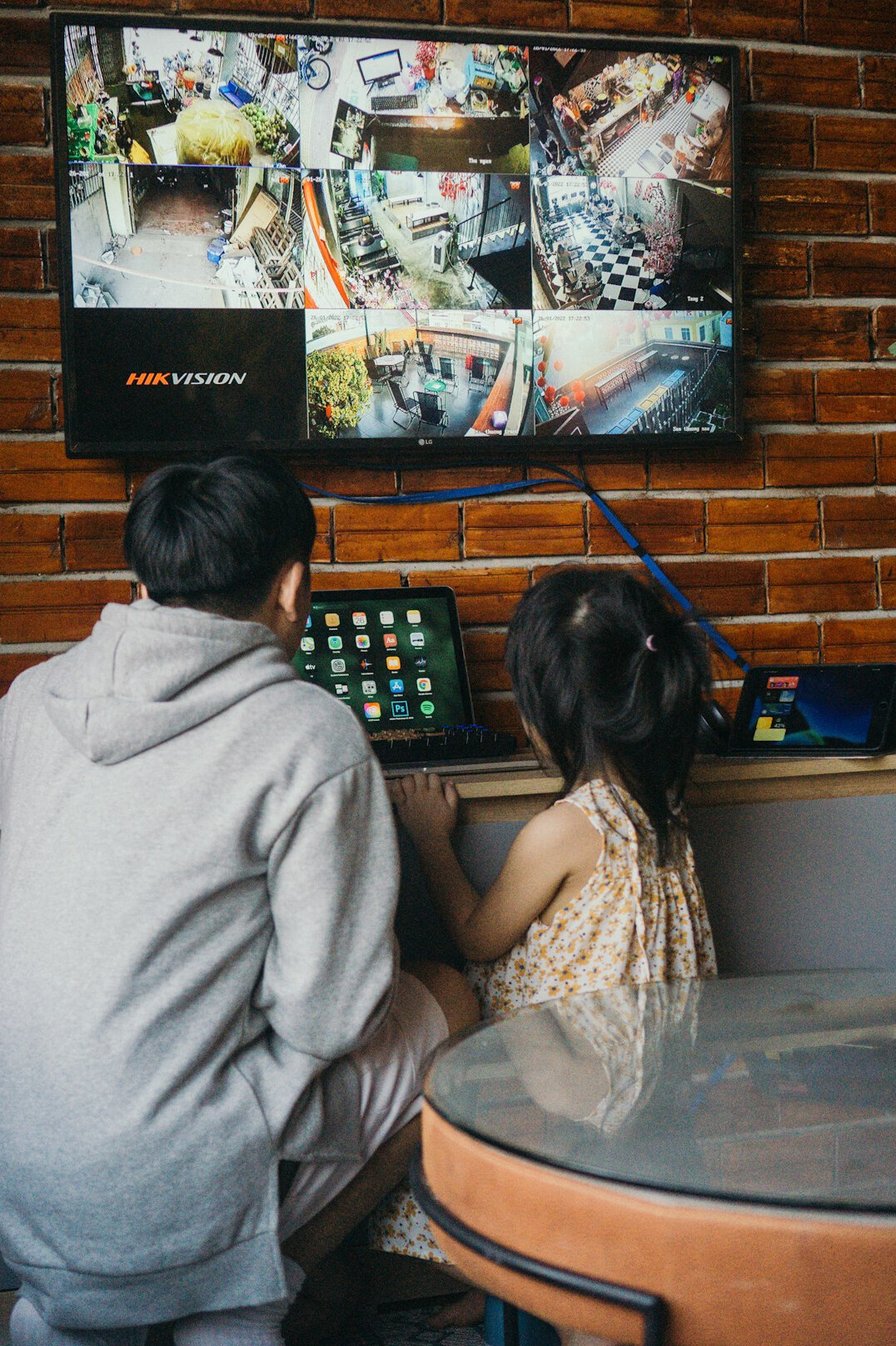 electronics store security