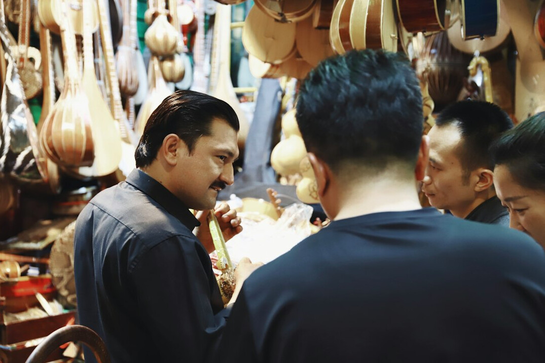 detective talking to store manager